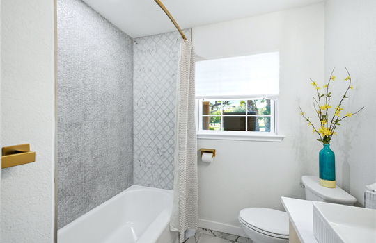 Moss Oak guest bath