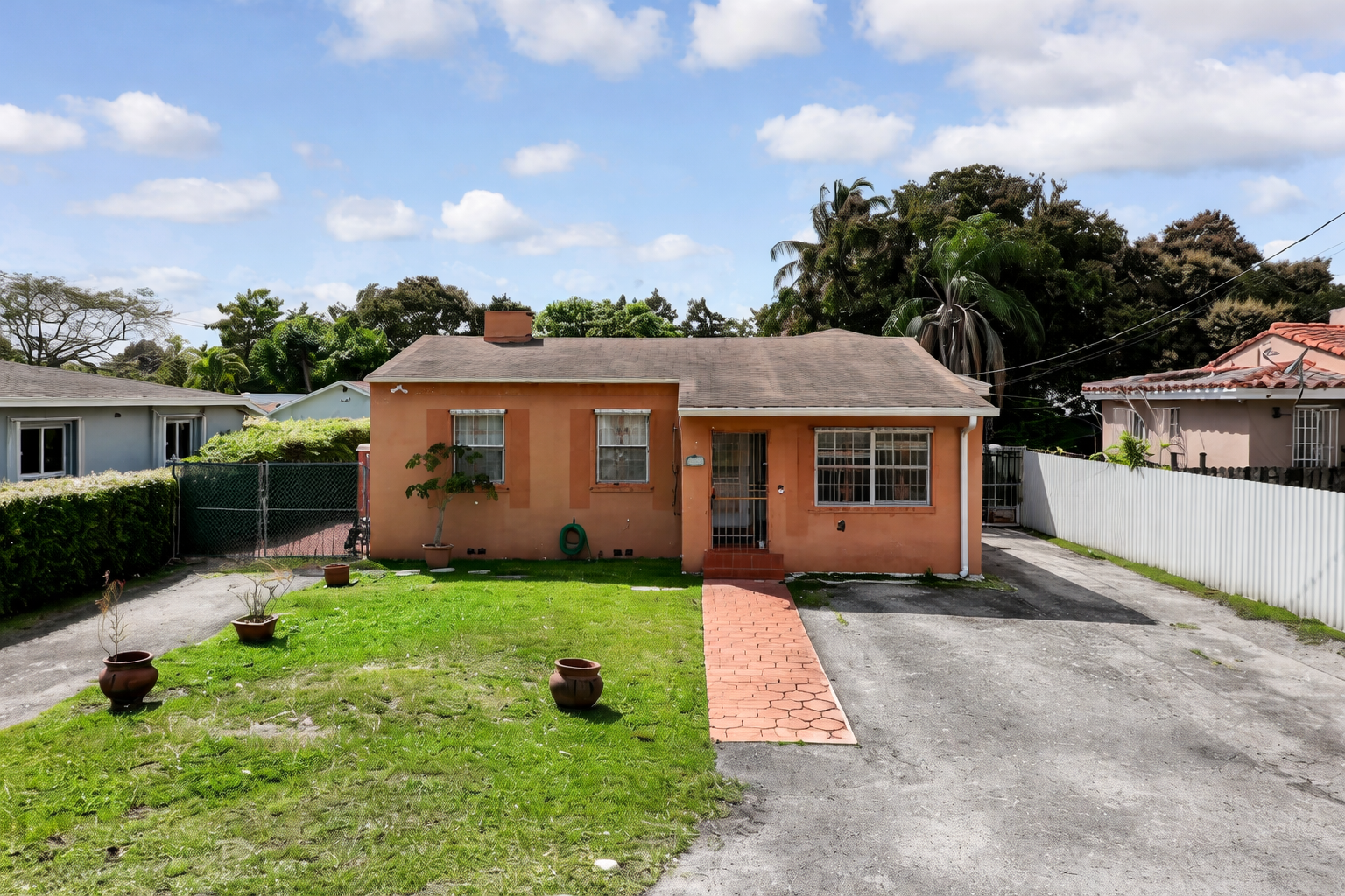Charming suburban home in daylight
