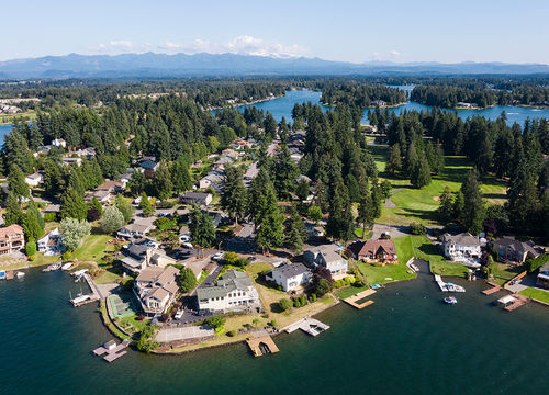 Lake-Tapps-Waterfront-homes-and-boat-in-lake