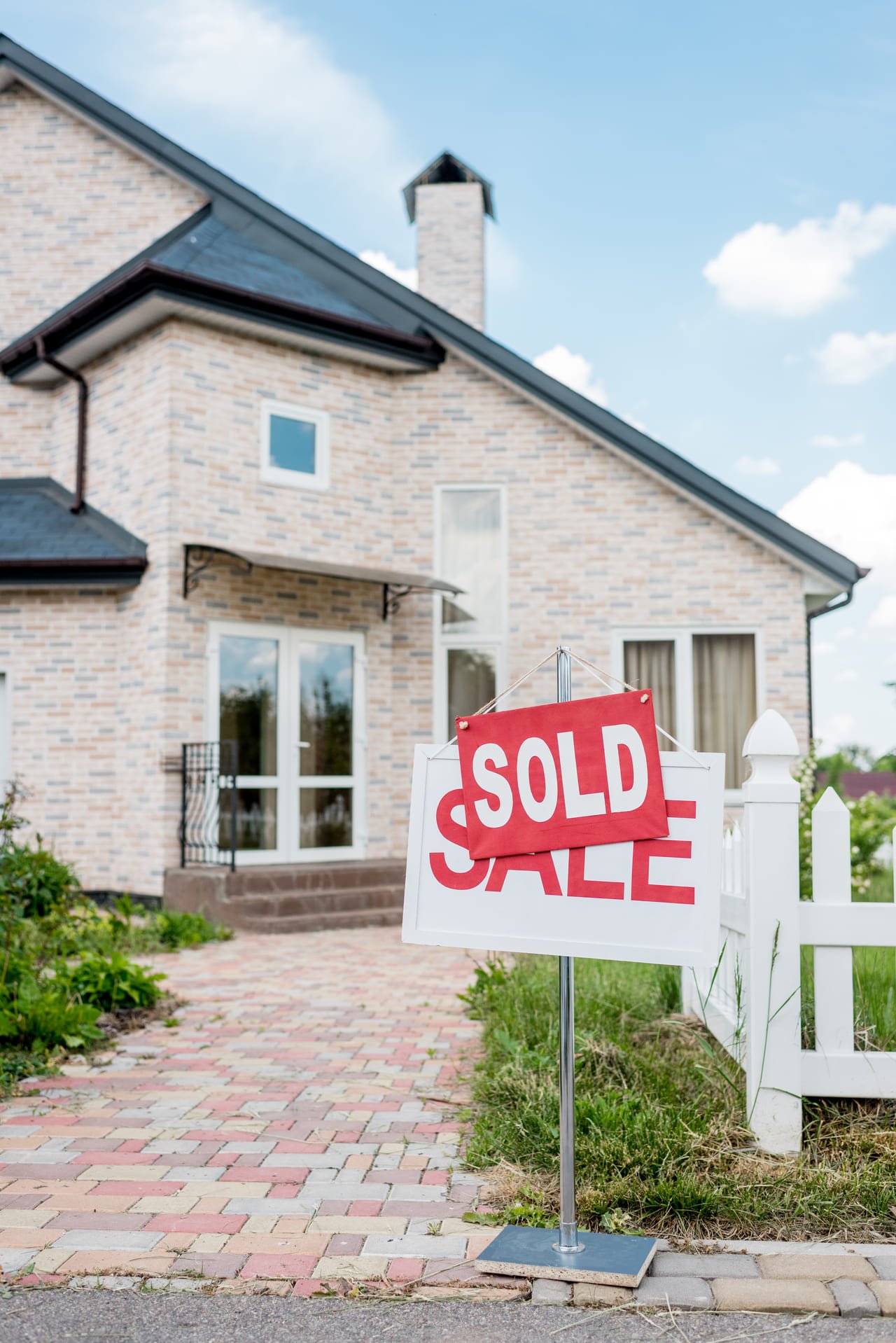 sold-sign-on-home