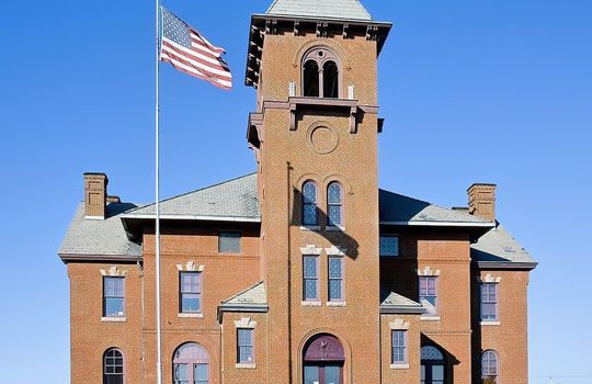 1037px-Madison_County_Missouri_Courthouse_at_Fredericktown,_MO_USA