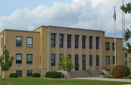 1200px-Montgomery-County_MO_Courthouse_20150830_145