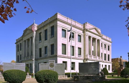 1200px-Pike_County_MO_Courthouse_20141022_A