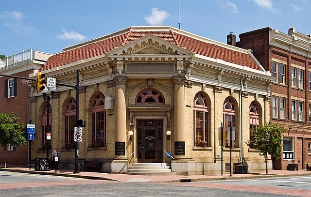 Charles_Town_City_Hall_WV1