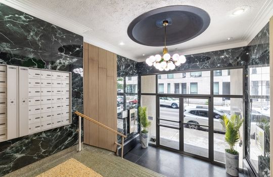 the-1900-lincoln-montreal-qc-building-entrance (1)