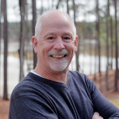 Headshot of Tom Greene who is the broker and owner of Greene Advantage Real Estate