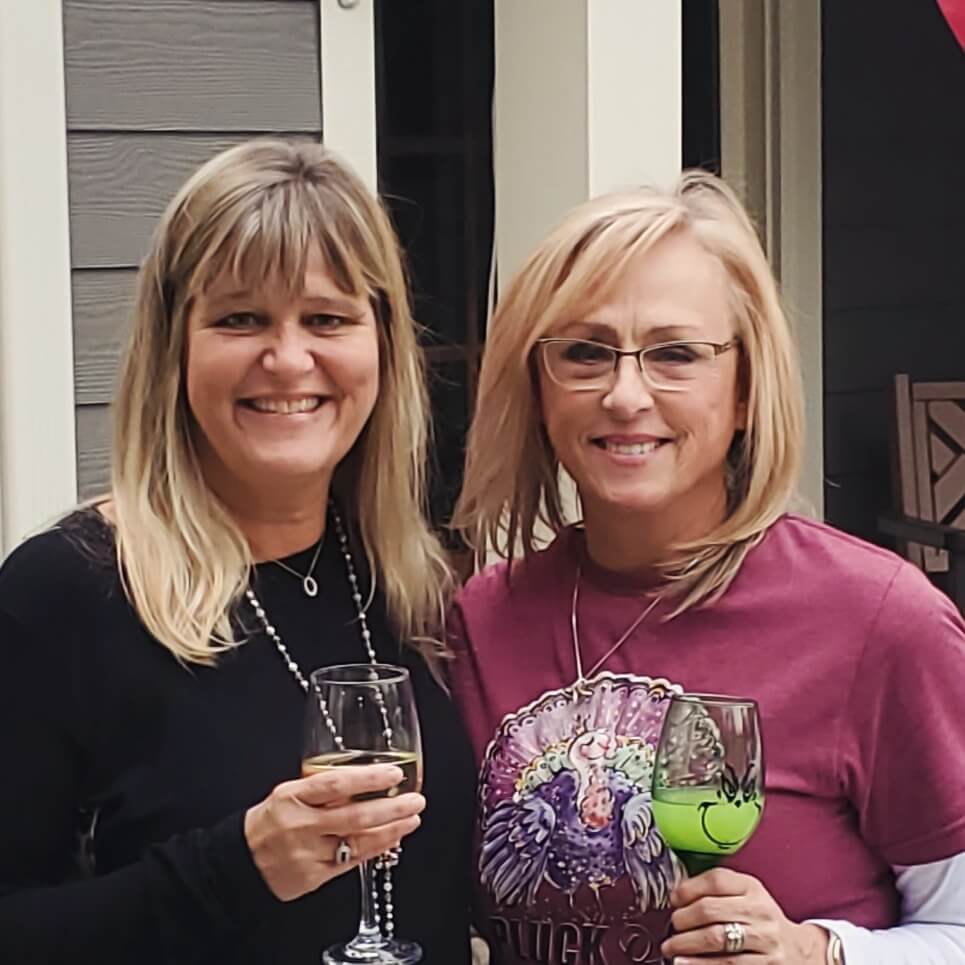 alt="New friends spending time together in the Savannah Lakes Village community"