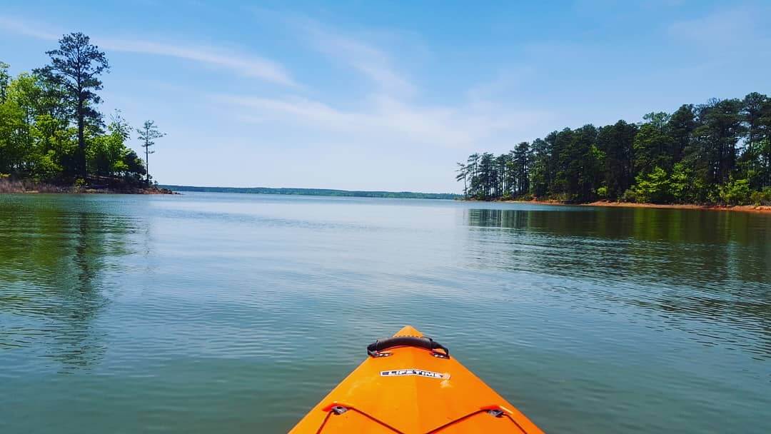 kayak-on-calm-water-on-lake-thurmond-near-savannah-lakes-village