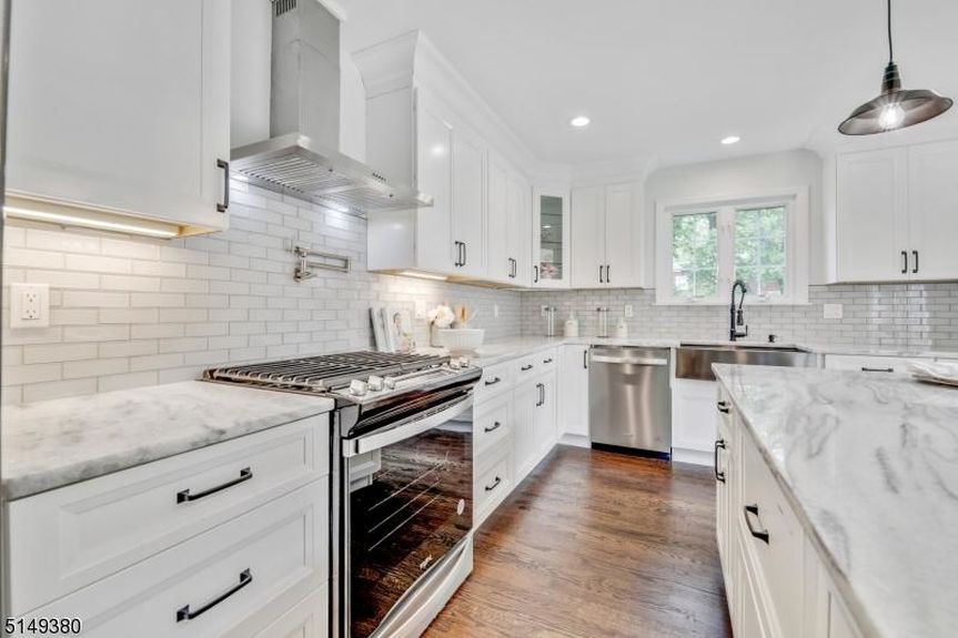 211 HAZEL AVE 11