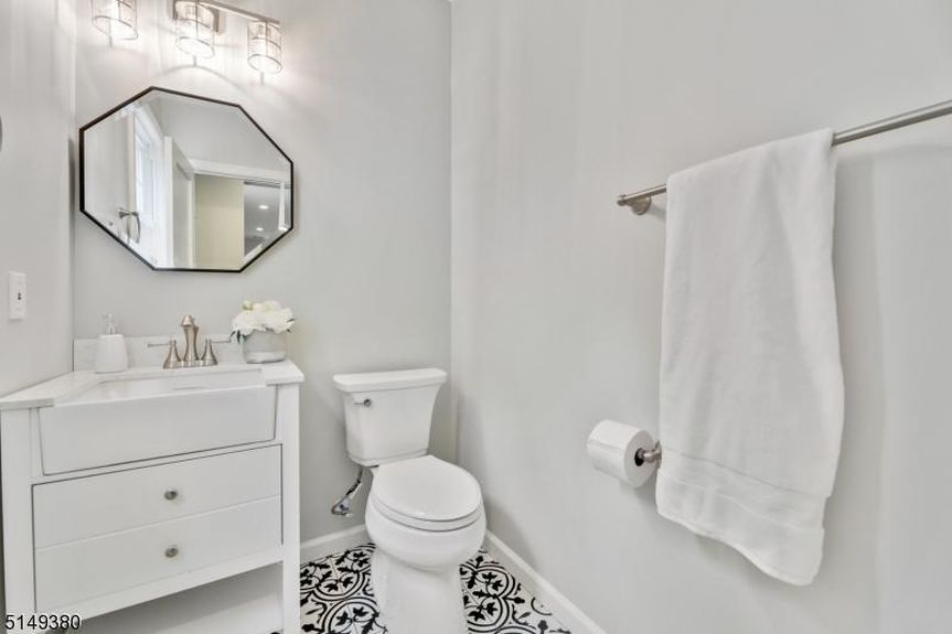 211 HAZEL AVE 16