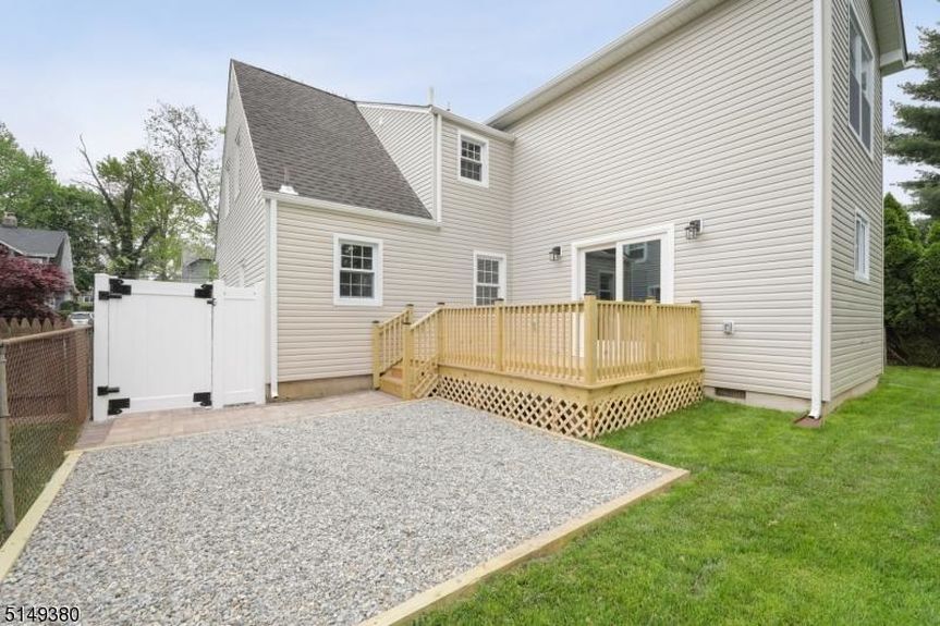 211 HAZEL AVE 32