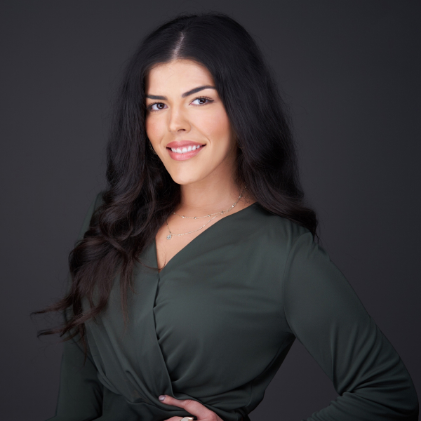 Vanesa Profile Image Square (1)