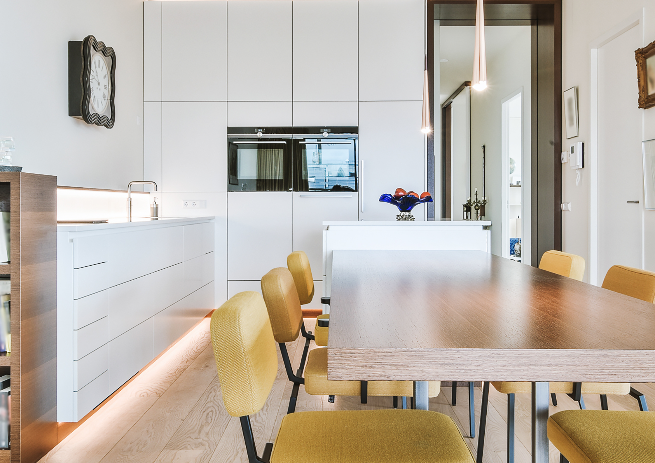 Black Closed Sign Landscape Poster (31)