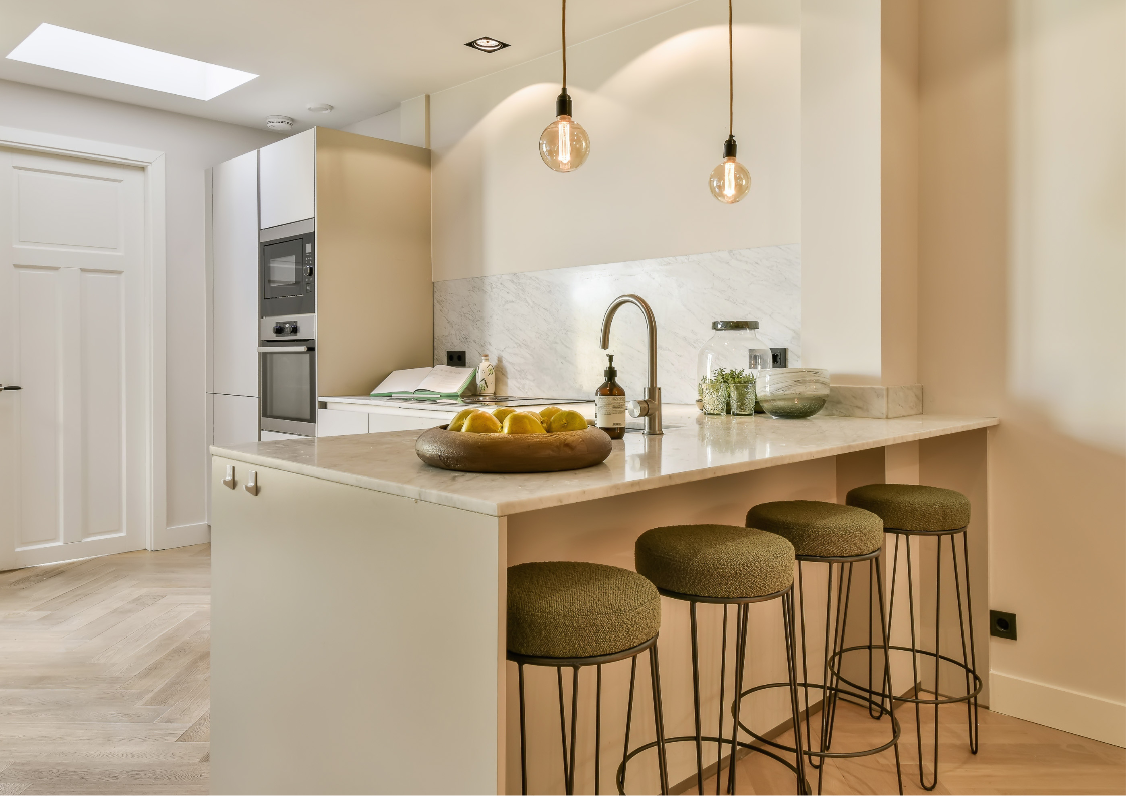 Black Closed Sign Landscape Poster (5)