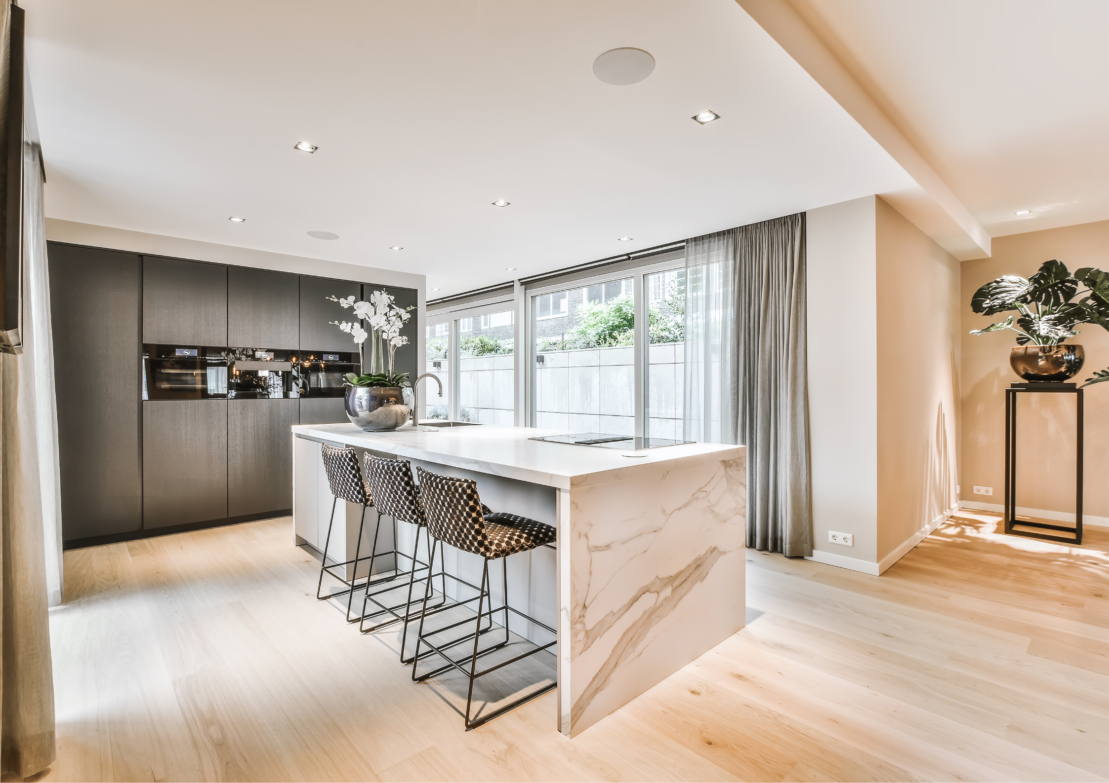 Black Closed Sign Landscape Poster (61)