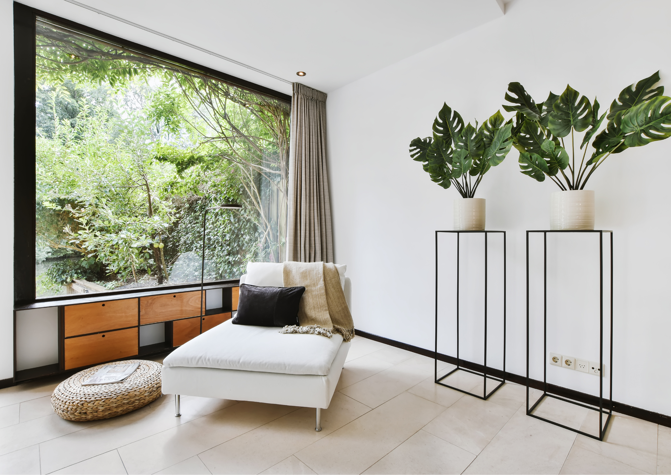 Black Closed Sign Landscape Poster (7)