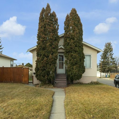 Just Listed: Charming Bungalow with Suite Potential in Highland Park