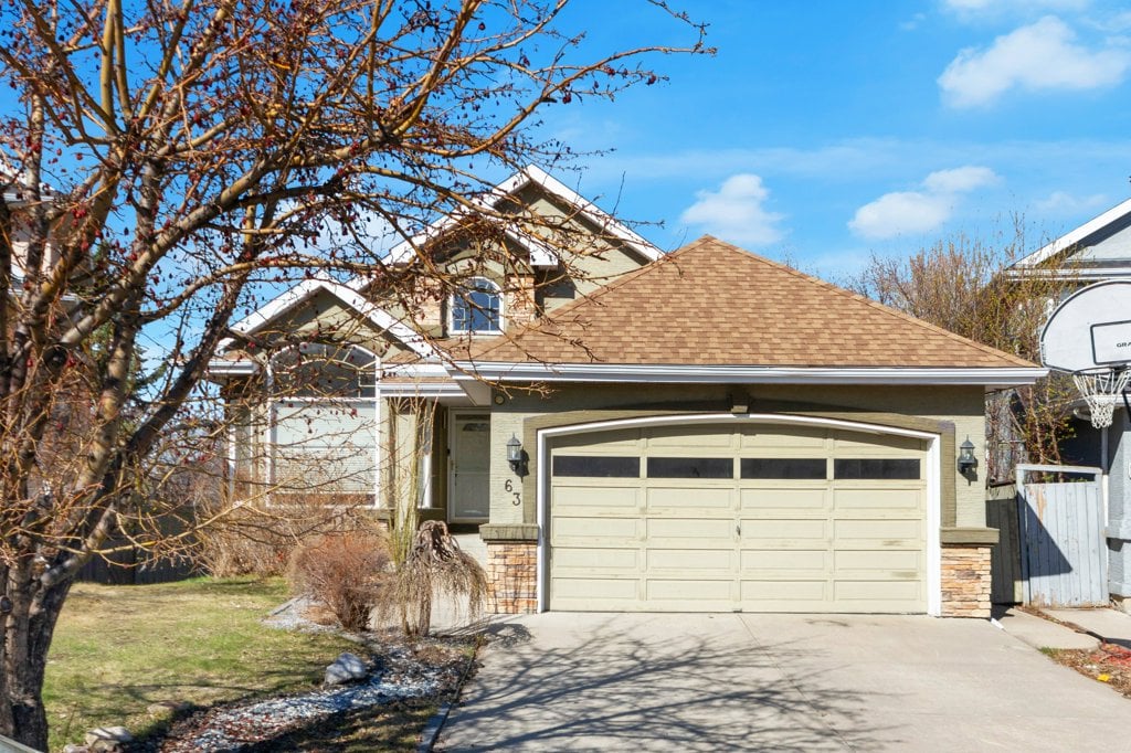 Just Listed in McKenzie Lake: Bright Bungalow Living &hellip;