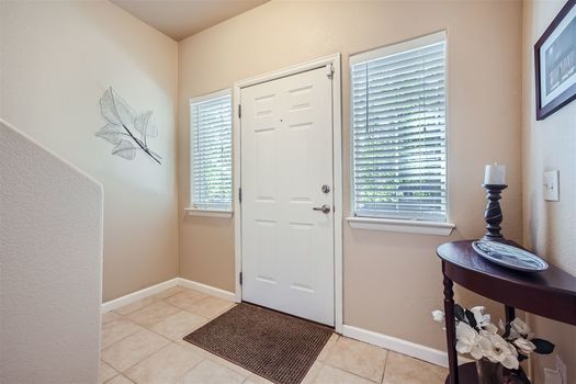 1104 Wisdom Heights &#8211; MLS Sized &#8211; 010 &#8211; 04 Foyer