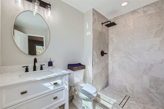 4875 Garden Trail – Web Quality – 007 – 09 Bathroom