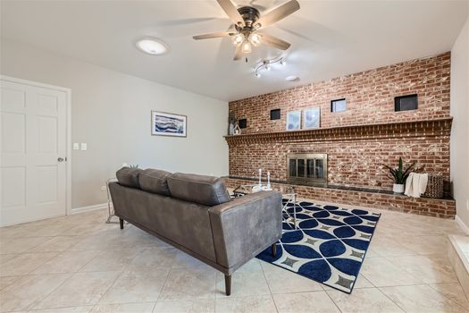 4875 Garden Trail – Web Quality – 017 – 16 Family Room