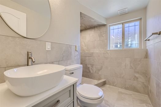 4875 Garden Trail – Web Quality – 026 – 34 Lower Level Bathroom