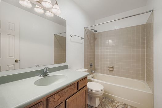 2186 Giltshire Drive - MLS Sized - 004 - 07 Bathroom