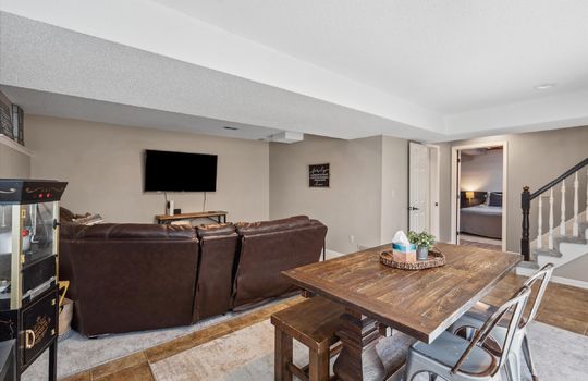 32-8913 W 131st St