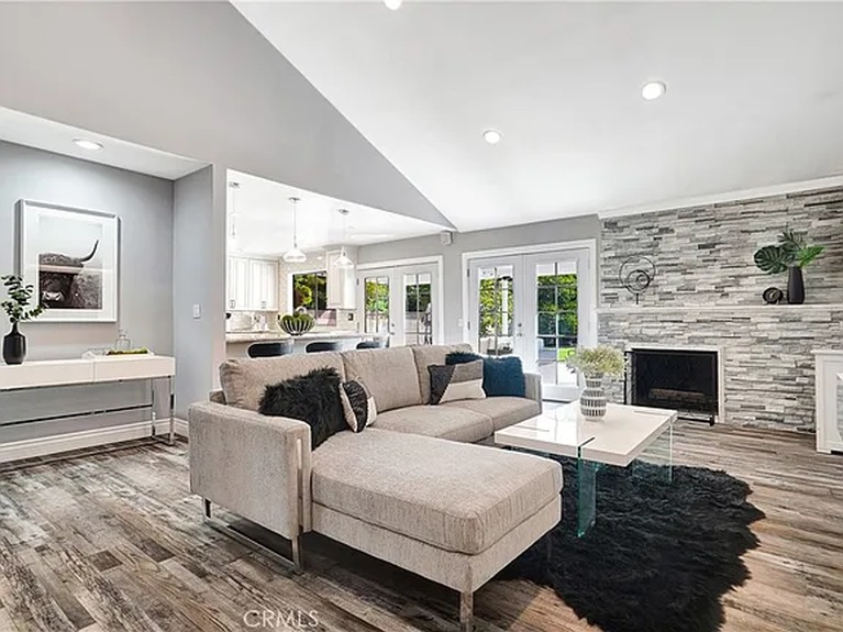 06273d1fa691bc711cca8f363b0b09ea-cc_ft_576