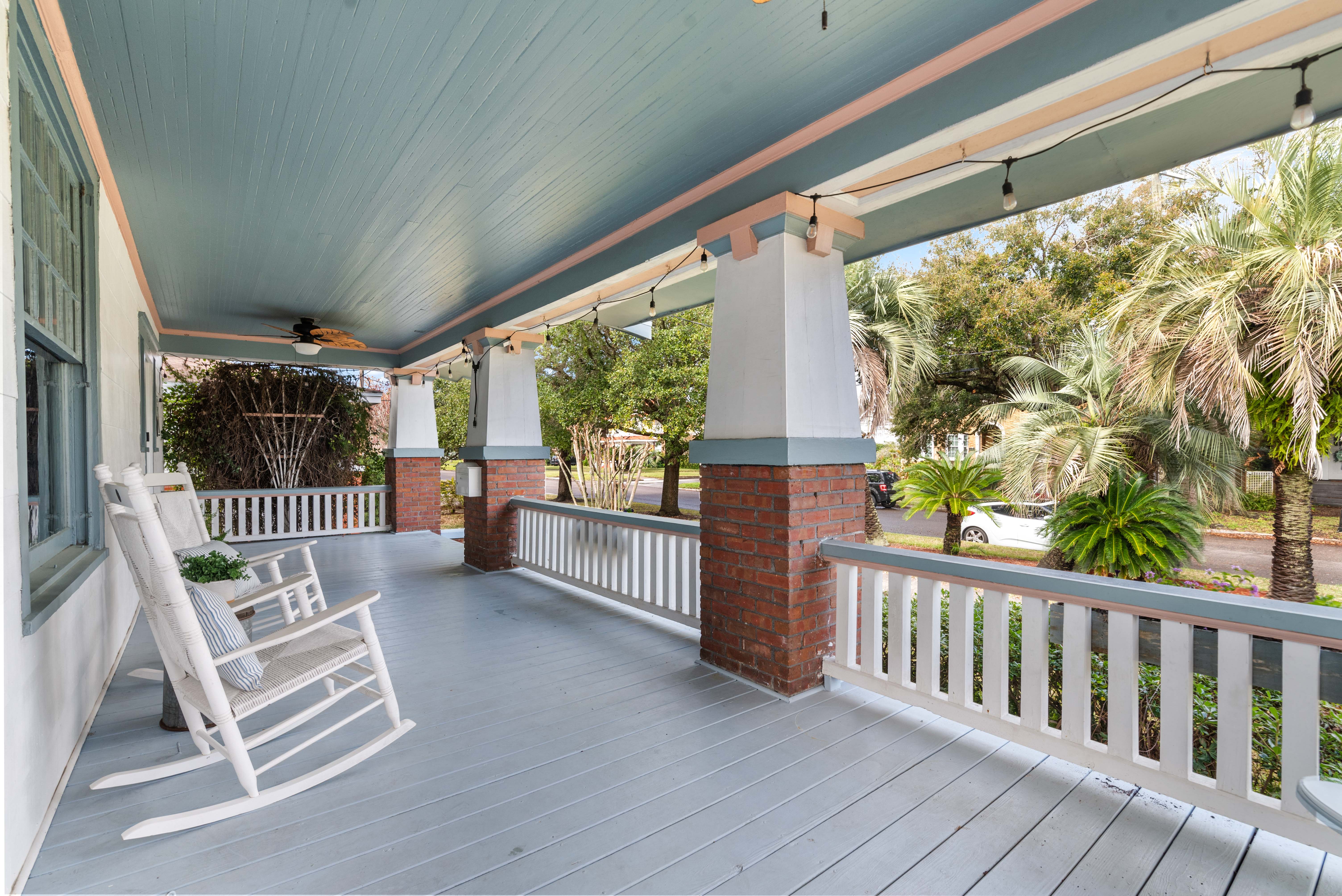 2056 College St-6