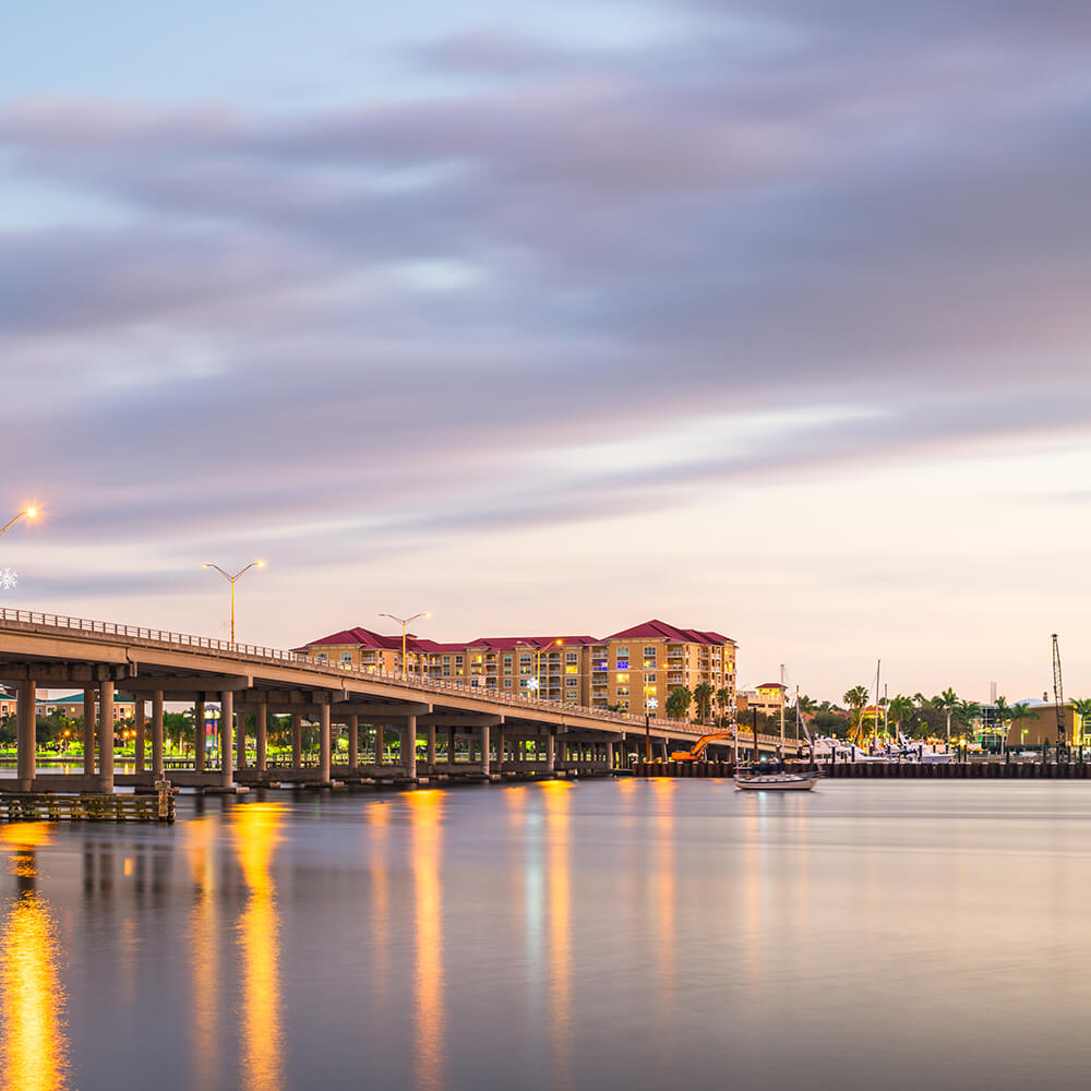 Bradenton-Florida-USA-downtown-on-the-Manatee-River-at-dusk