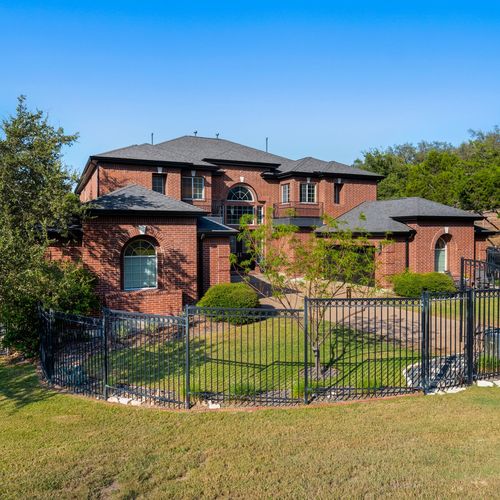 What Makes Steiner Ranch Luxury Homes Unique: Design, Views & Amenities