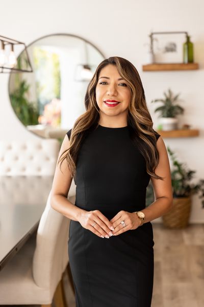 jpeg-optimizer_Laura Headshot