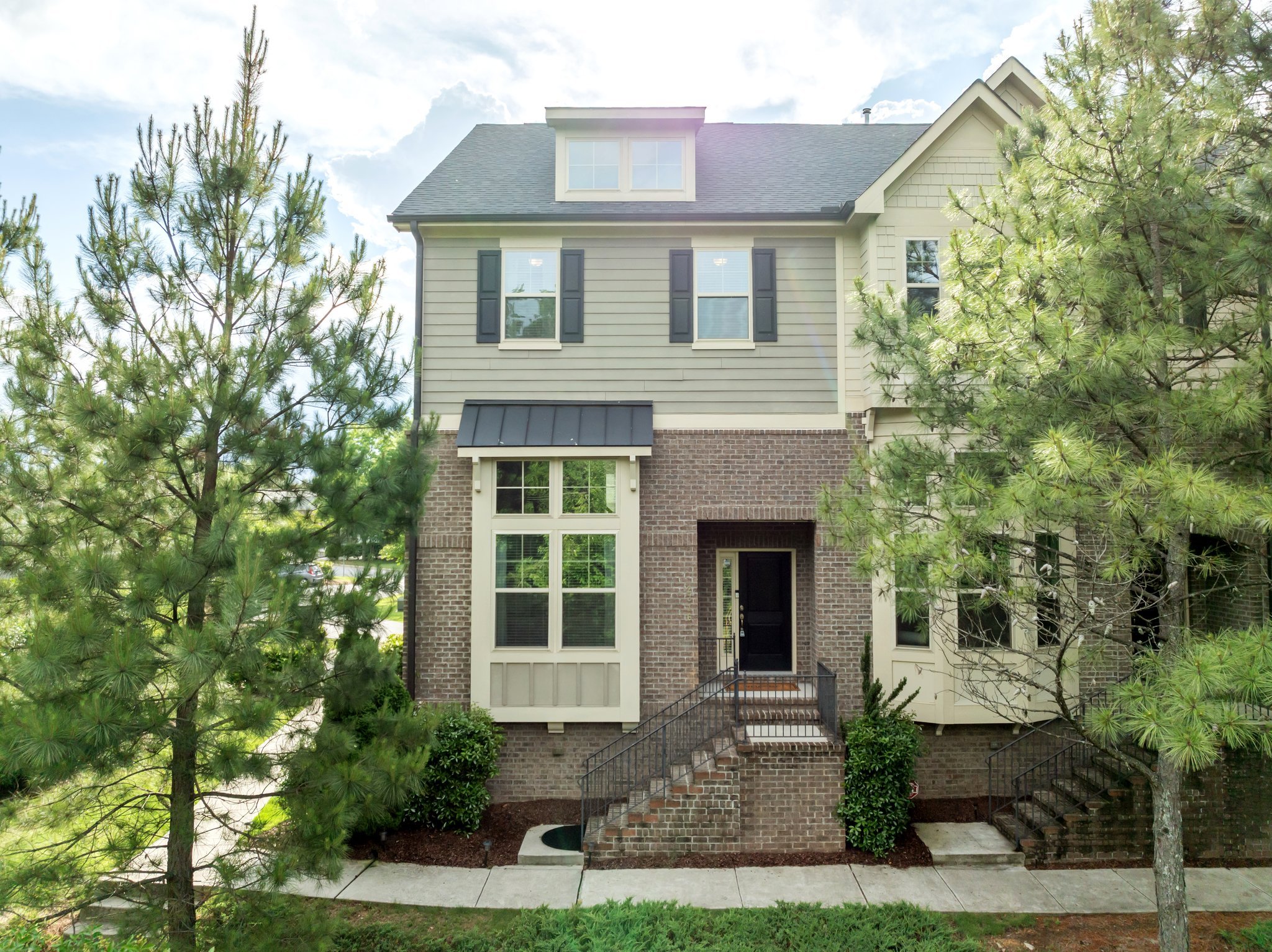 2316 Apex Peakway, Apex, NC is a gorgeous 3 bed, 2 bath towmhome at Old Mill Village with an open floor plan, gorgeous kitchen with stainless appliances, panty, and gas cooktop, large master suite with tray ceiling, double vanity, and walk-in closet with custom cabinetry and storage.