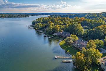 Aerial view of a lakefront community with homes near Nashville, Tennessee