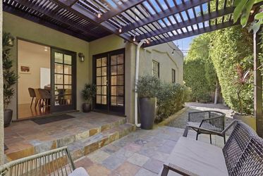 16_855_n_sweetzer_ave_028