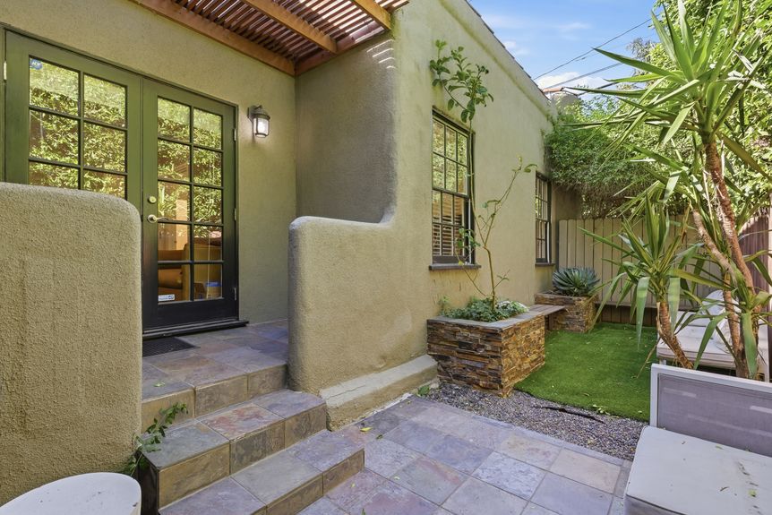 17_855_n_sweetzer_ave_026