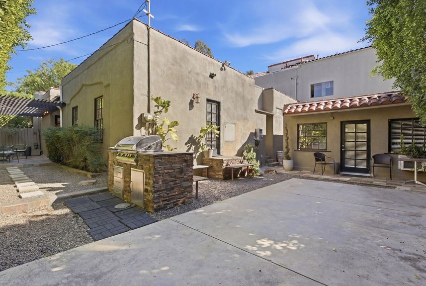 31_855_n_sweetzer_ave_035