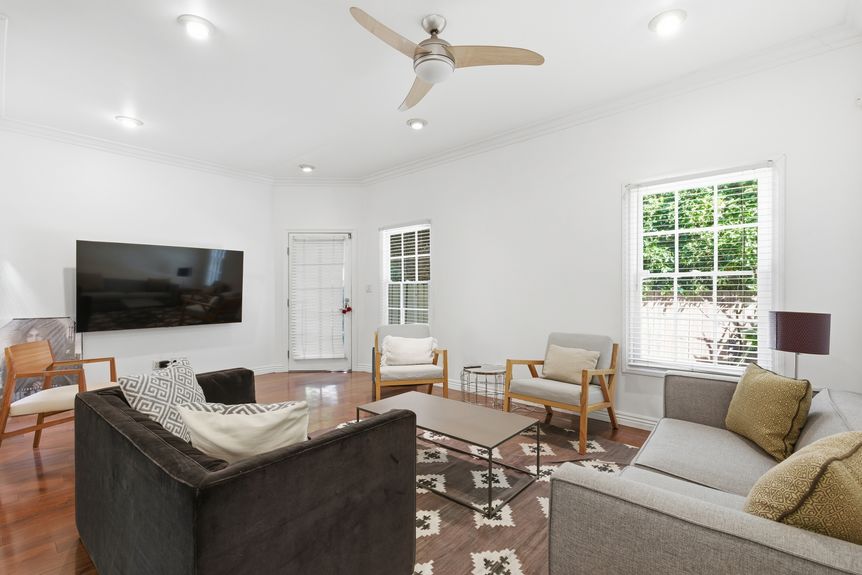 4_855_n_sweetzer_ave_003