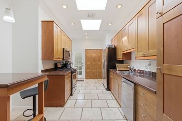 7_855_n_sweetzer_ave_034