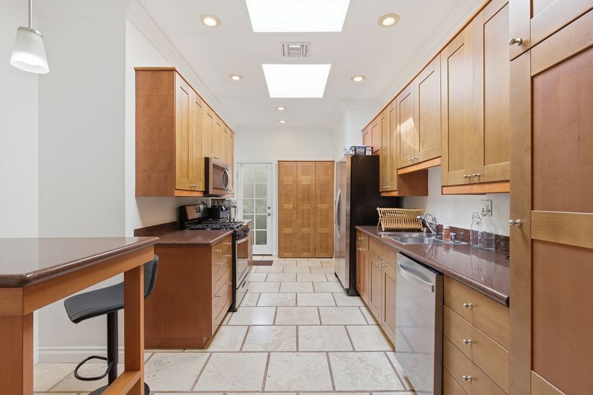 7_855_n_sweetzer_ave_034