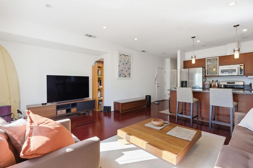 4_635_n_windsor_blvd_007