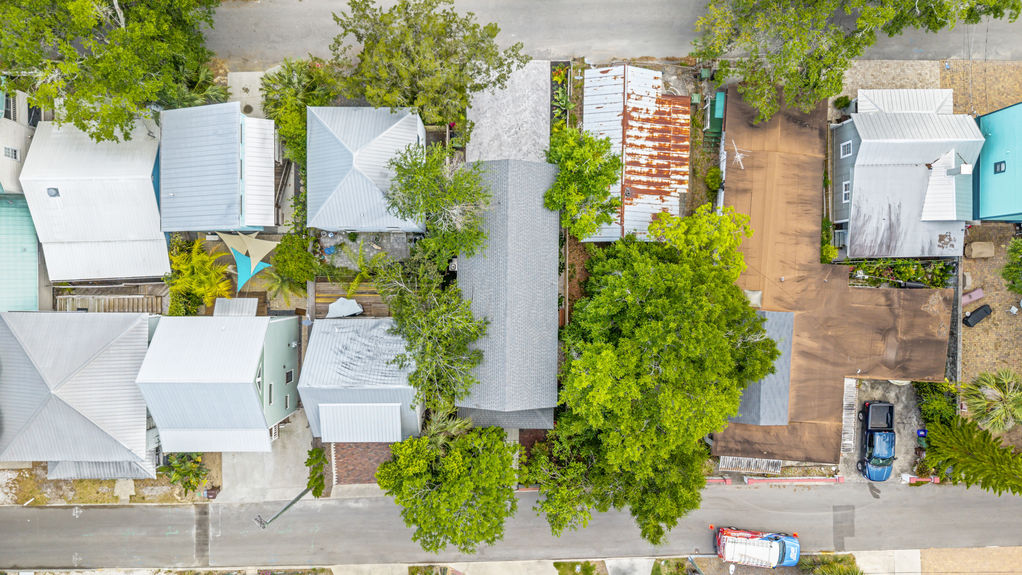 Overhead view of a stilted 3-bedroom cottage with dual street access in Lincolnville, St. Augustine