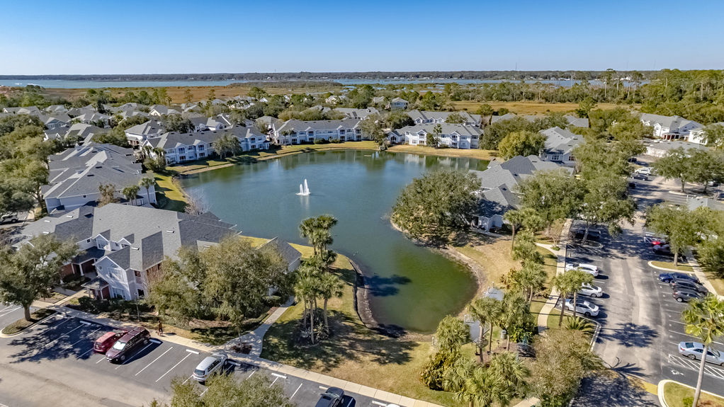 Drone photo of the Harbour Vista Circle condo complex surrounding a central lake with fountain in St. Augustine, FL.
