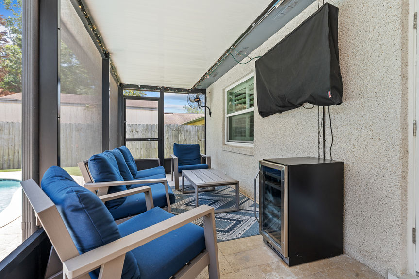 Screened Lanai Outdoor Living Space | 18 Ladyfish