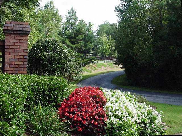 cameron-crest-front-entrance-driveway