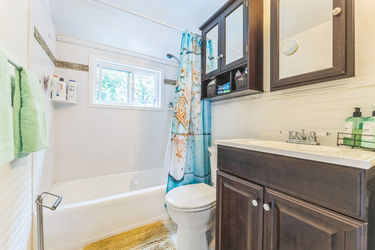 14_3_Lewis_Farm_Rd_Dedham_MA_02026_USA-Bathroom-PVM03351