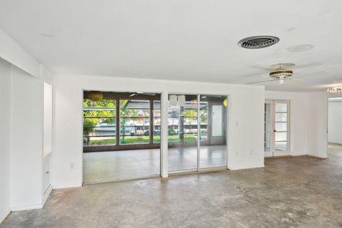 BoxBrownie Miramar great room