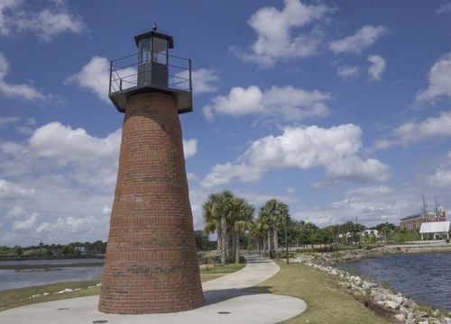 Light,Tower,On,Lake/kissimmee,Lighthouse/historical,Navigational,Aid