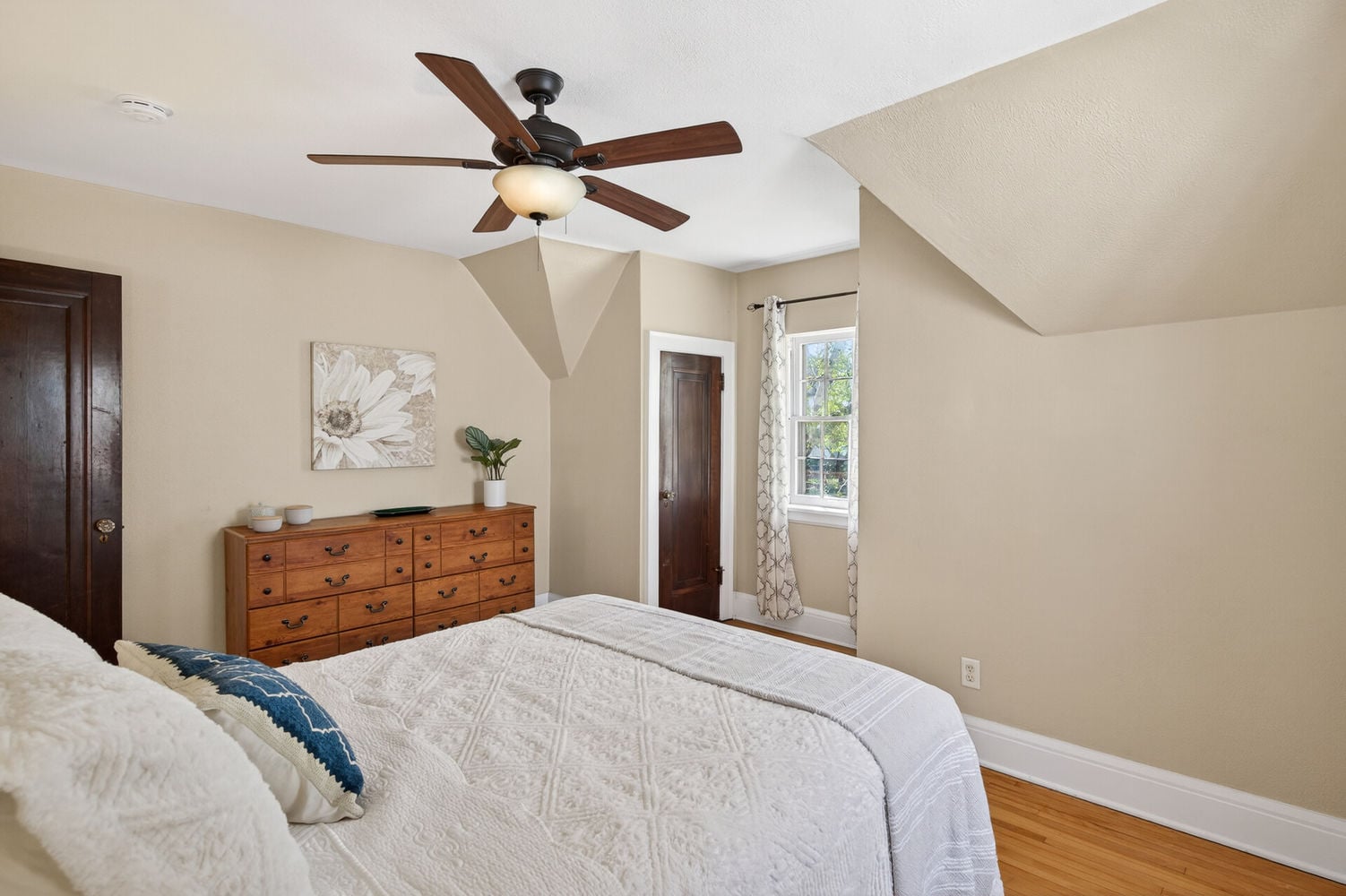 27_2103_Saint_Clair_Ave27_mls